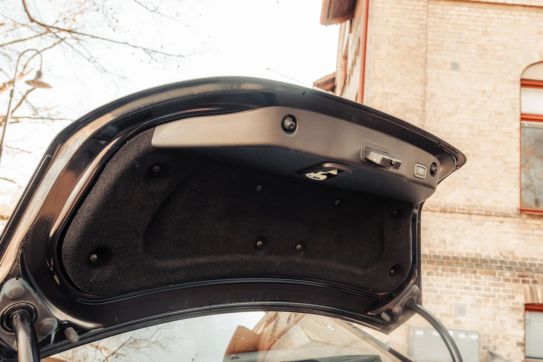 Interior image of 2012 Jaguar XJ (59)