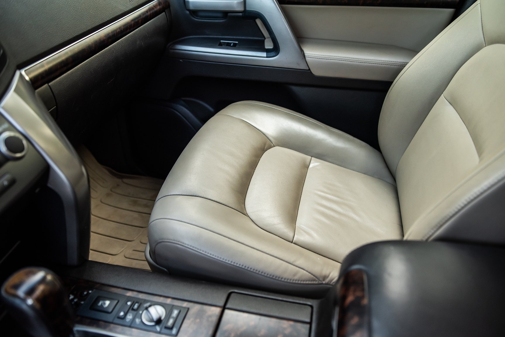 Interior image of 2008 Toyota Land Cruiser 4.5 4WD V8