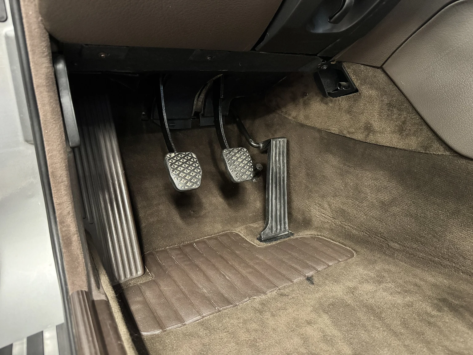 Interior image of 1988 BMW 535i - NO RESERVE (42)