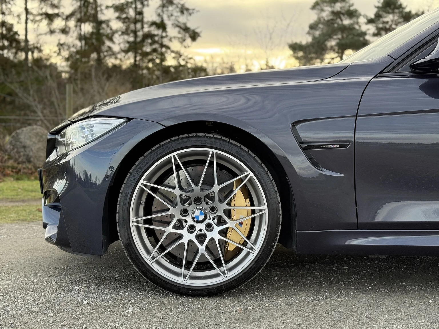 Exteriörbild på 2017 BMW M3 Competition 30 Jahre (28)