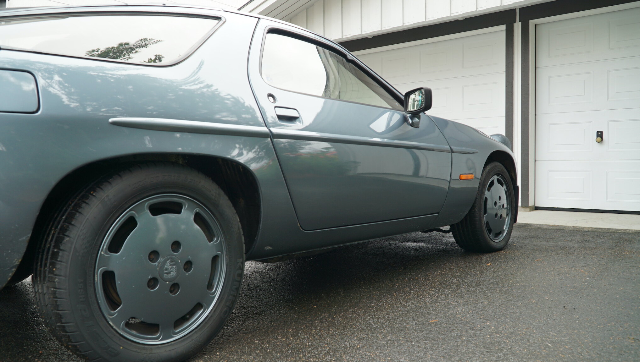 Exteriörbild på 1983 Porsche 928S (48)