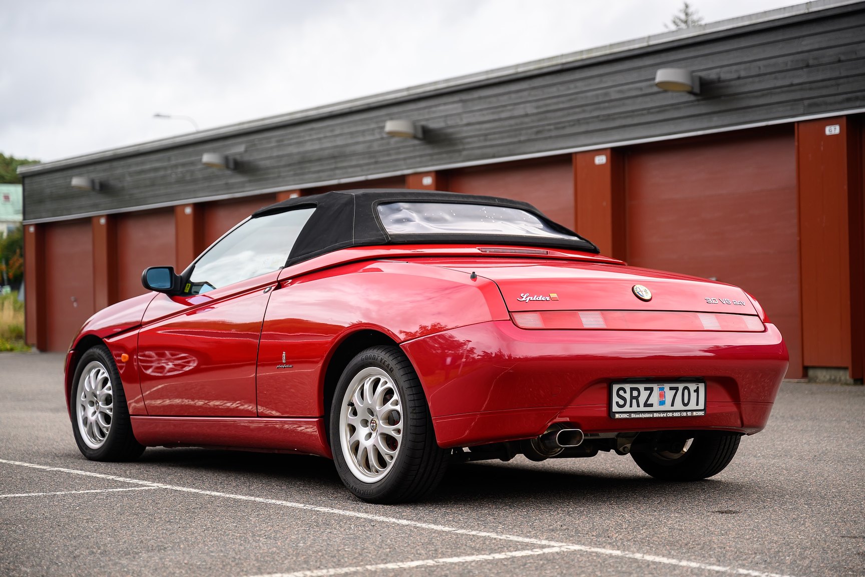Exterior image of 2001 Alfa Romeo Spider 3.0 V6