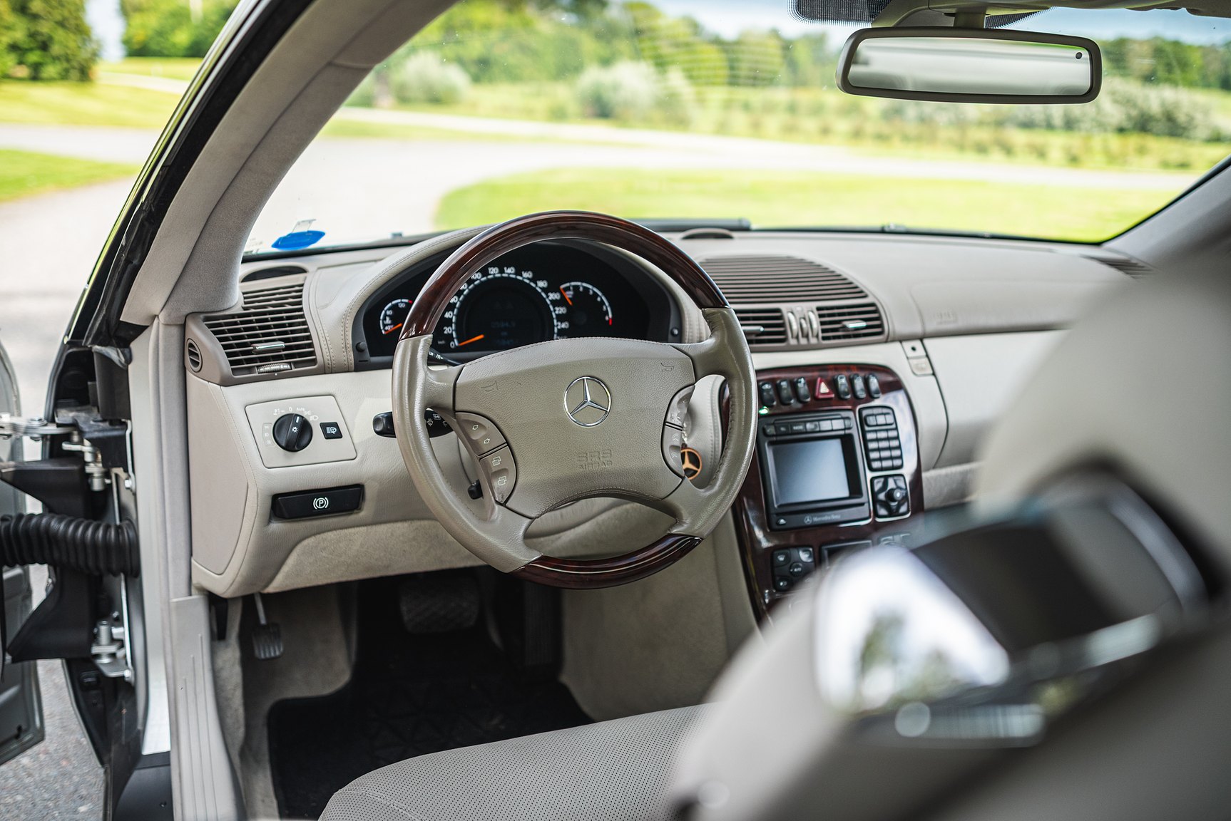Interior image of 2000 Mercedes-Benz CL 500