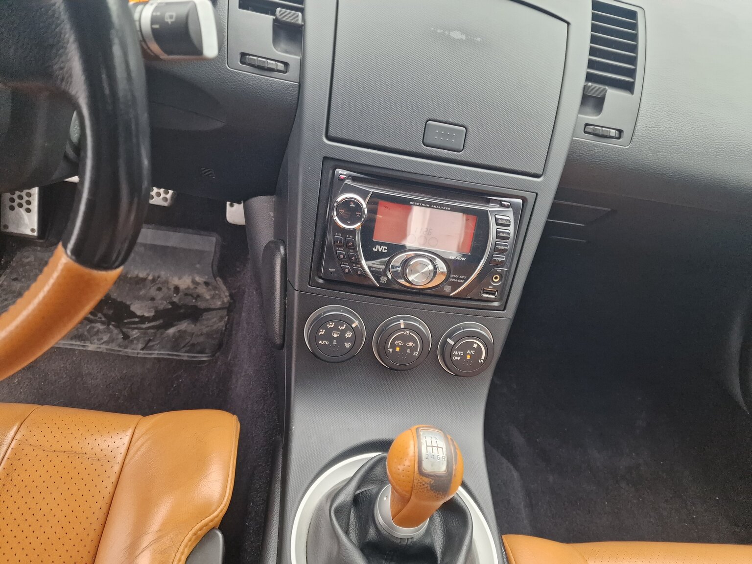 Innenraumfoto von 2004 Nissan 350Z