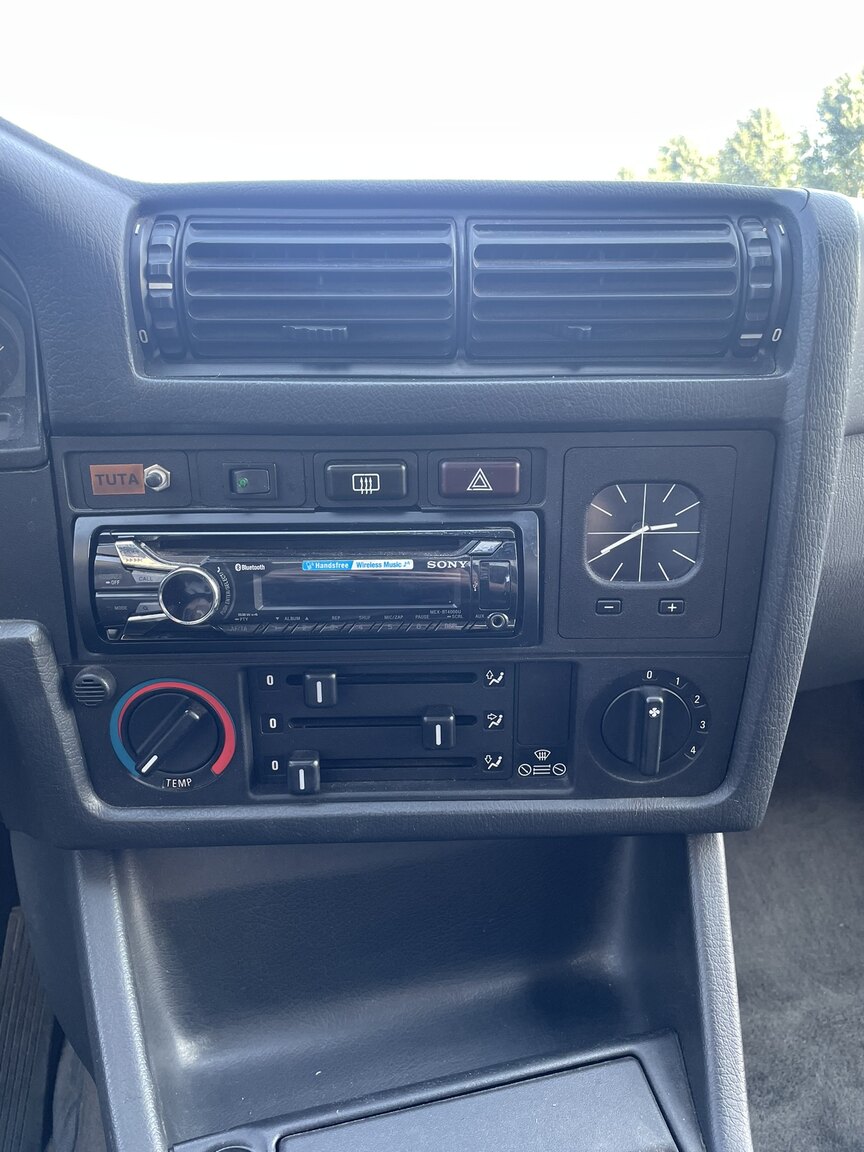 Interior image of 1987 BMW 320i