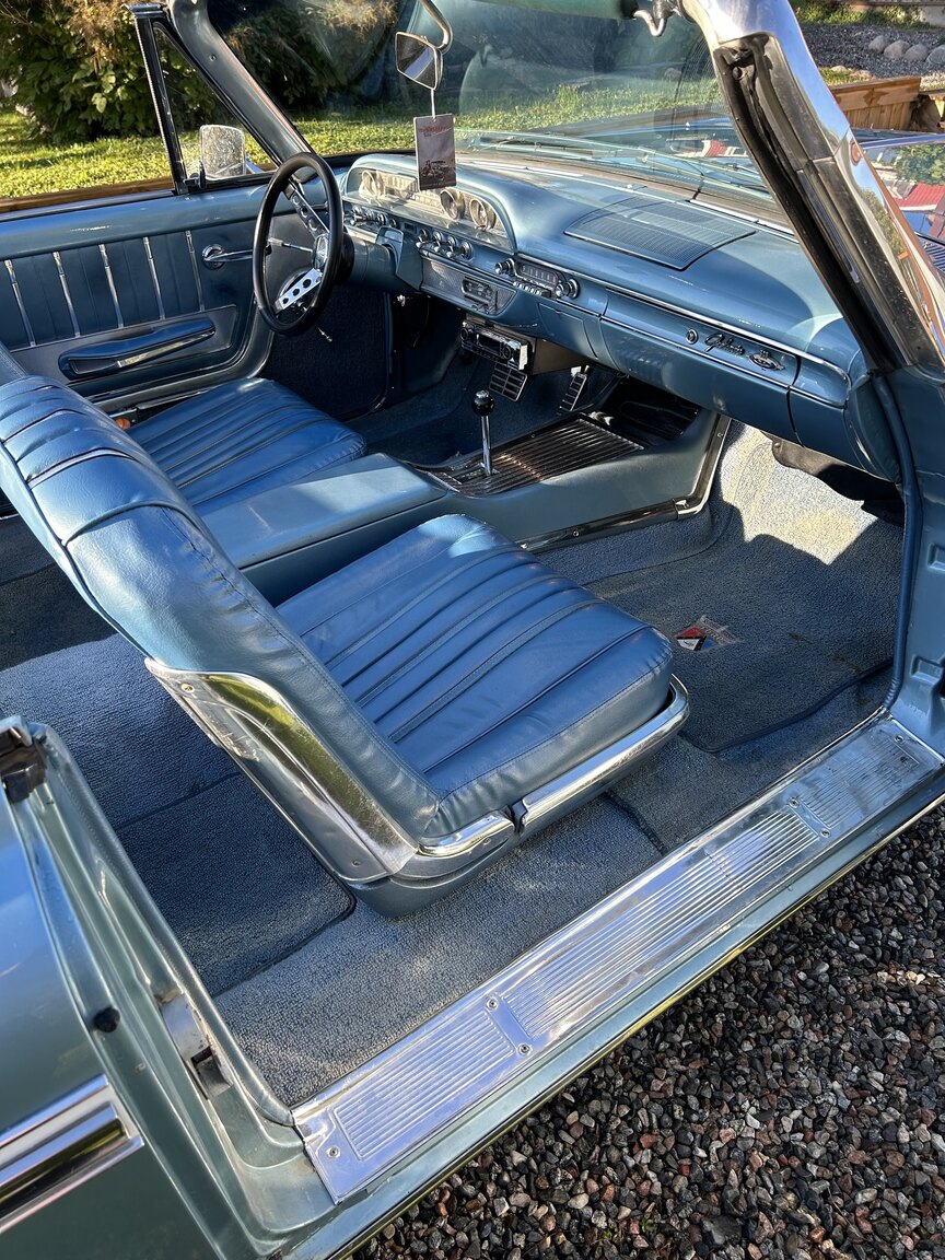 Interior image of 1962 Ford Galaxie 500 XL Sunliner