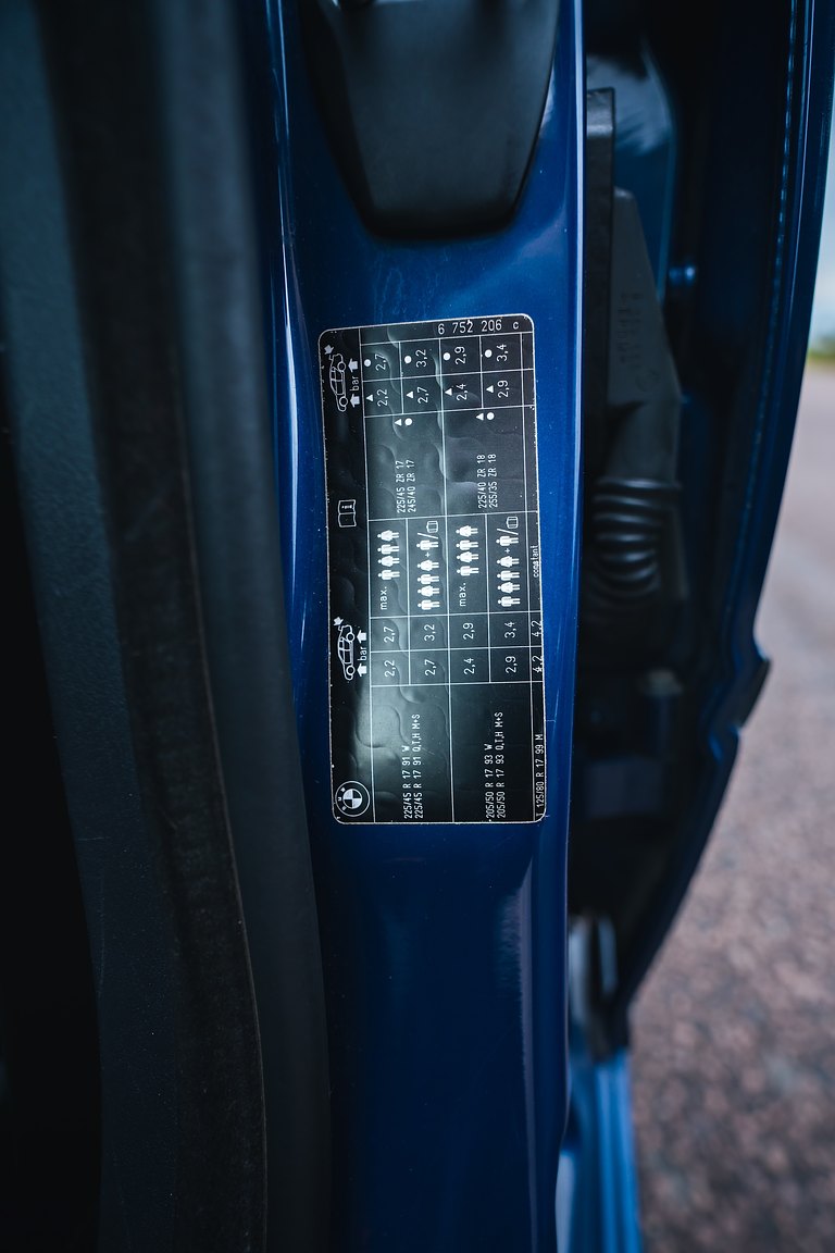 Interior image of 2003 BMW 330i