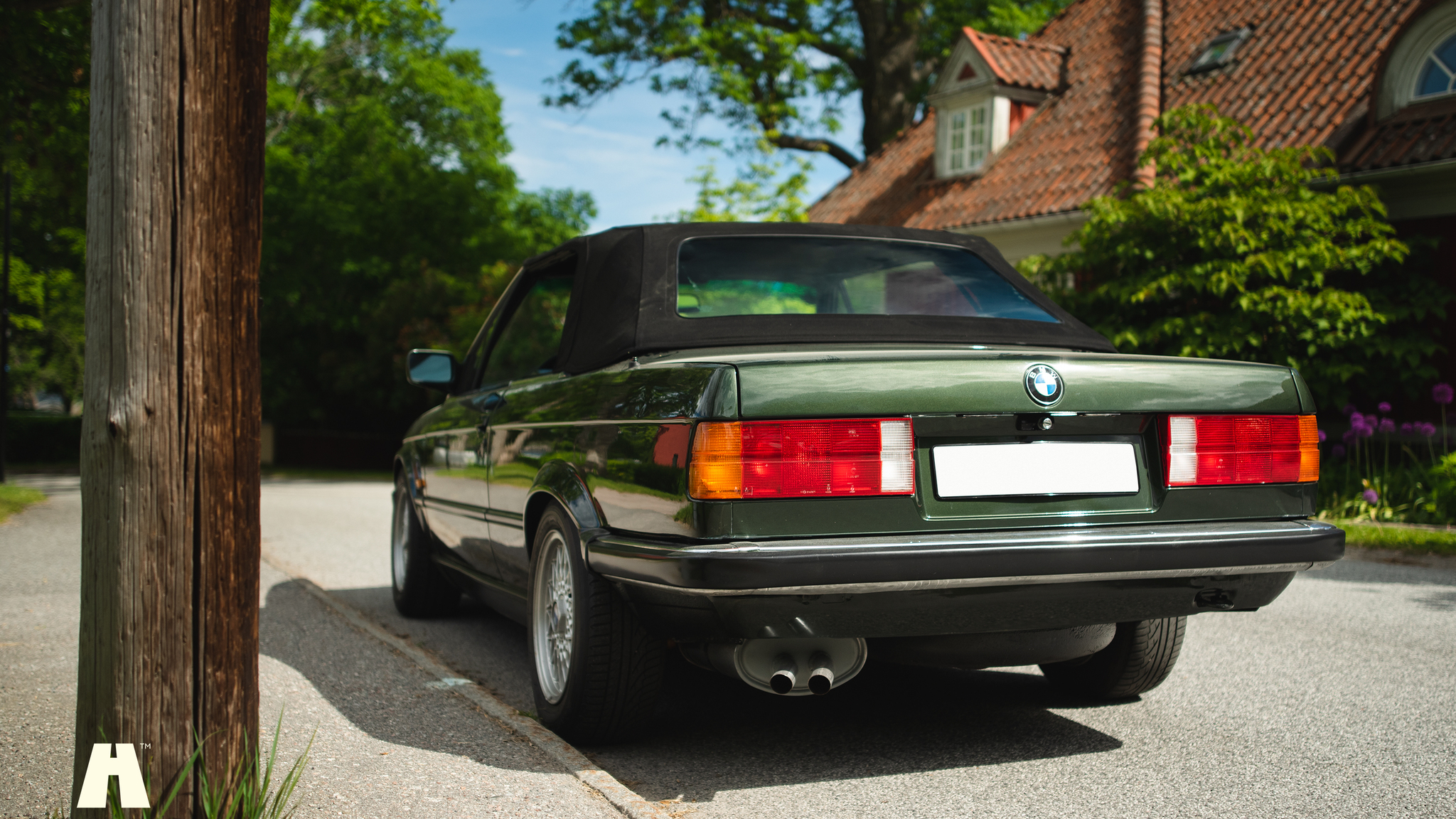 Exterior image of 1990 BMW 320i Cabrio