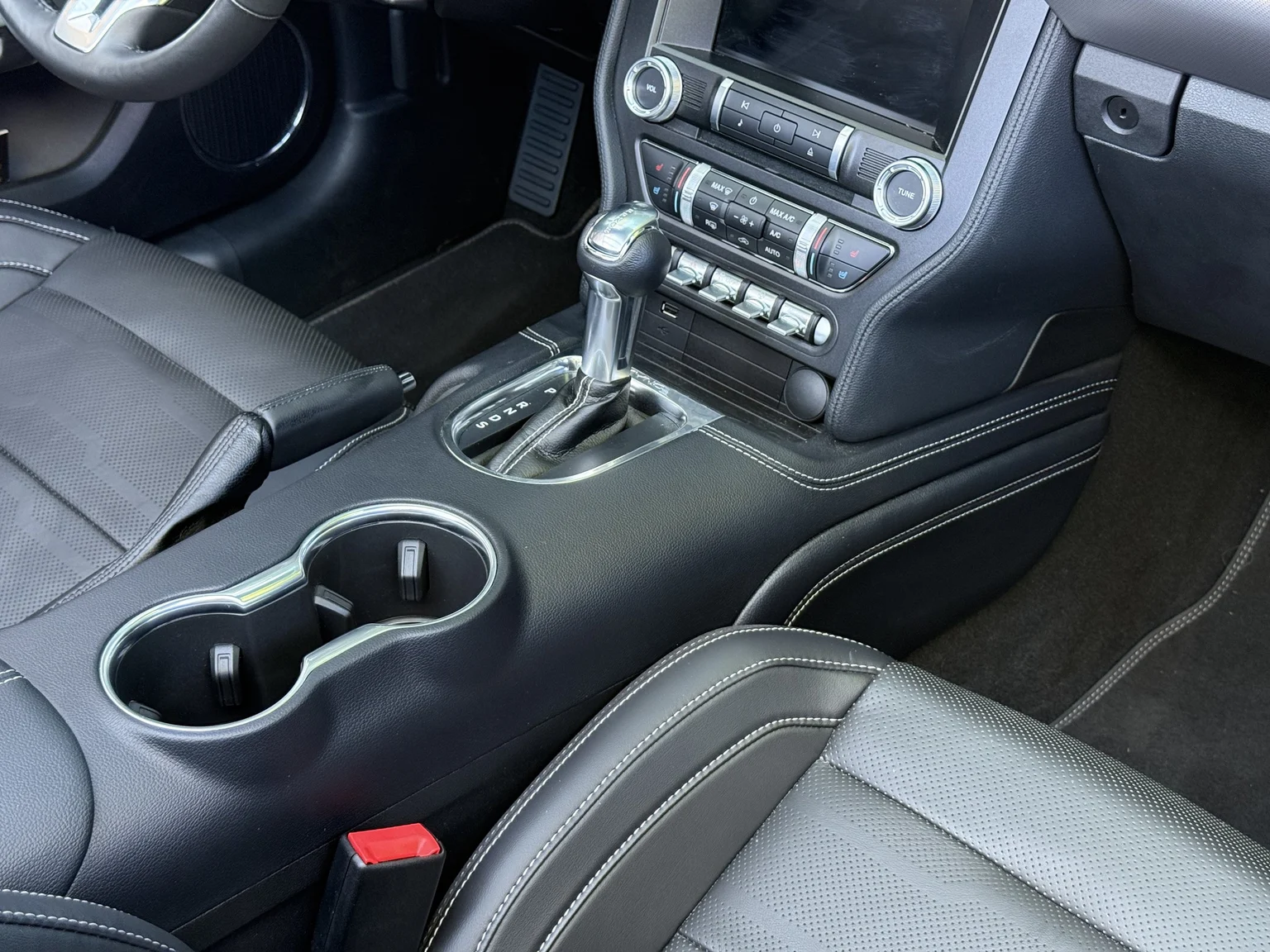 Innenraumfoto von 2021 Ford Mustang GT Cabriolet (25)