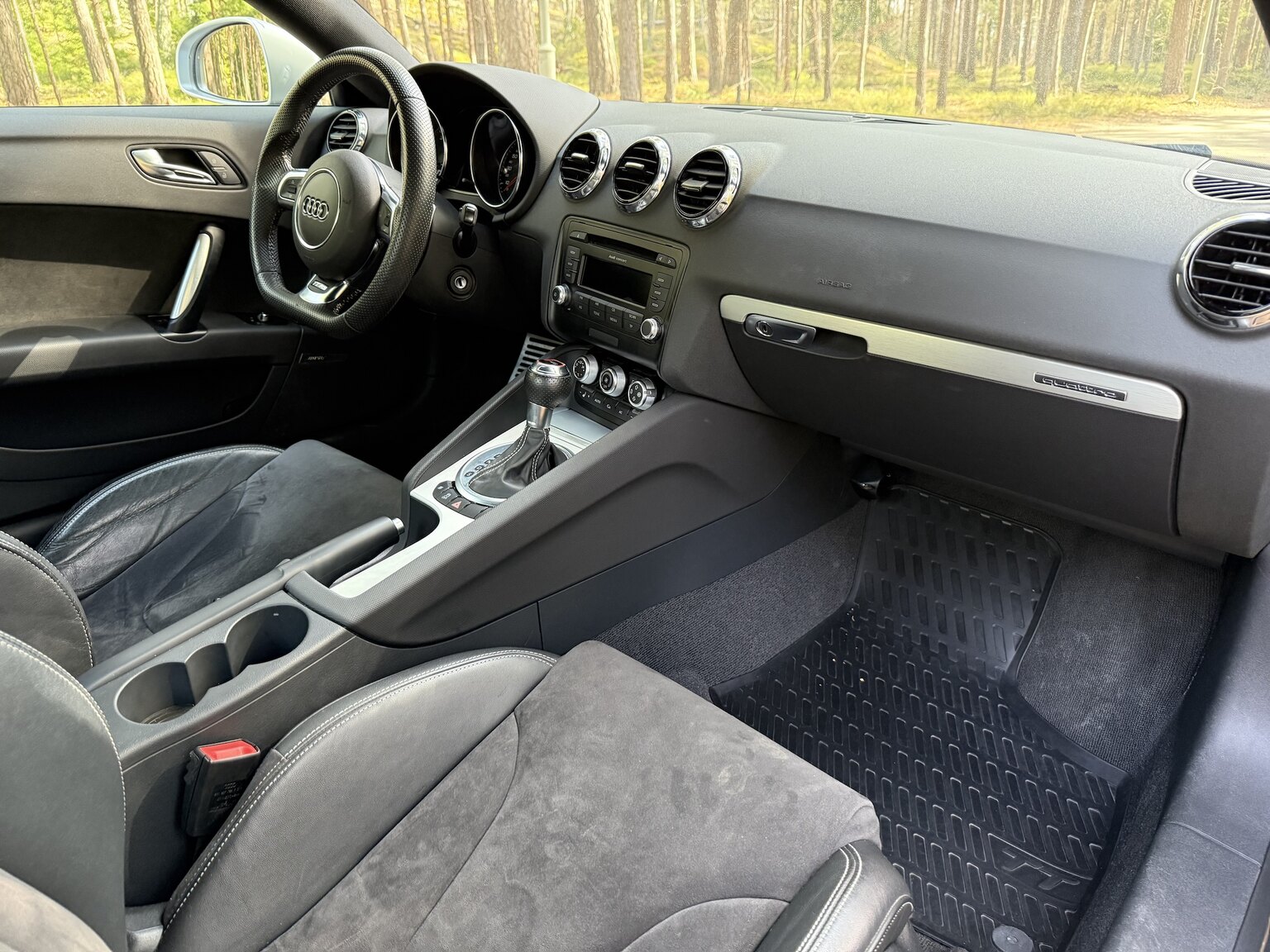 Innenraumfoto von 2011 Audi TT RS Coupé