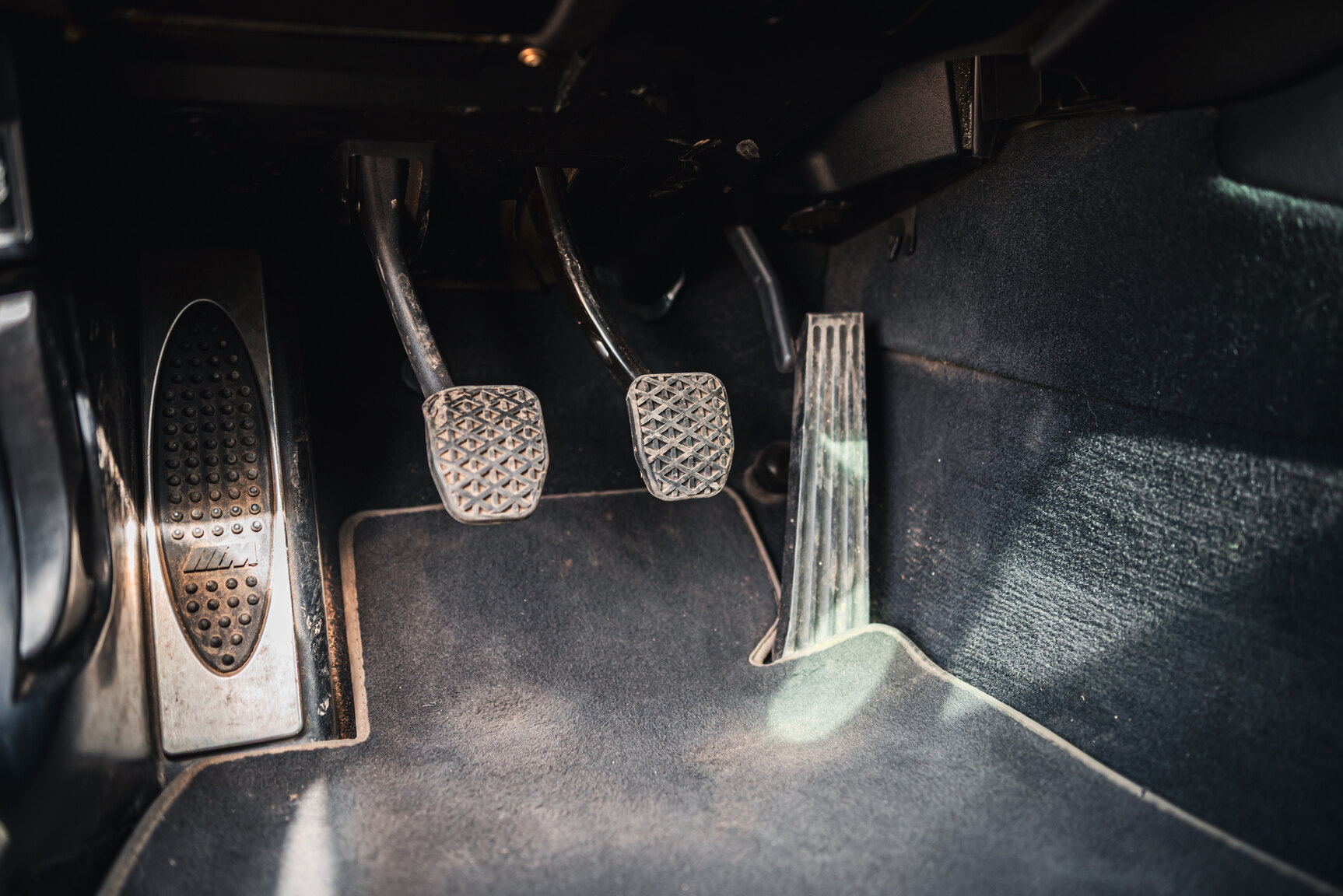 Interior image of 2000 BMW M5 E39