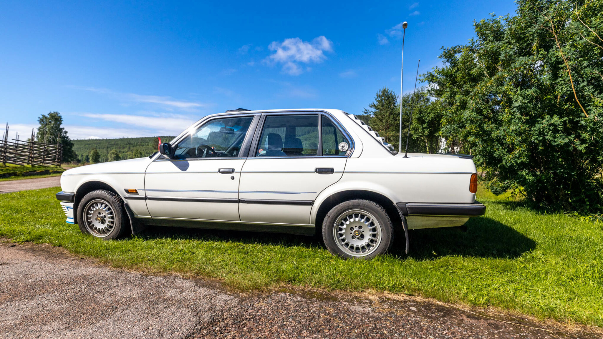 Exteriörbild på 1984 BMW 320i sedan