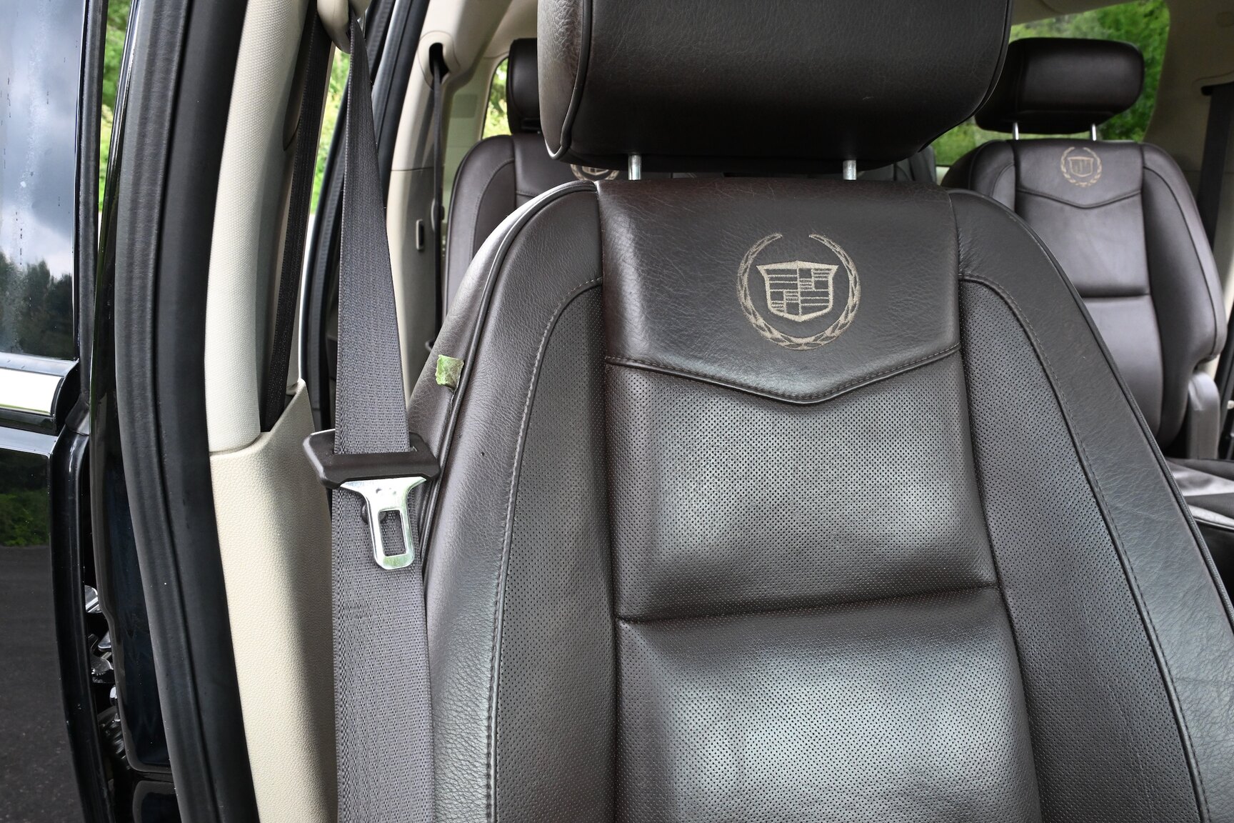 Interior image of 2010 Cadillac Escalade ESV 6.2 Flexfuel