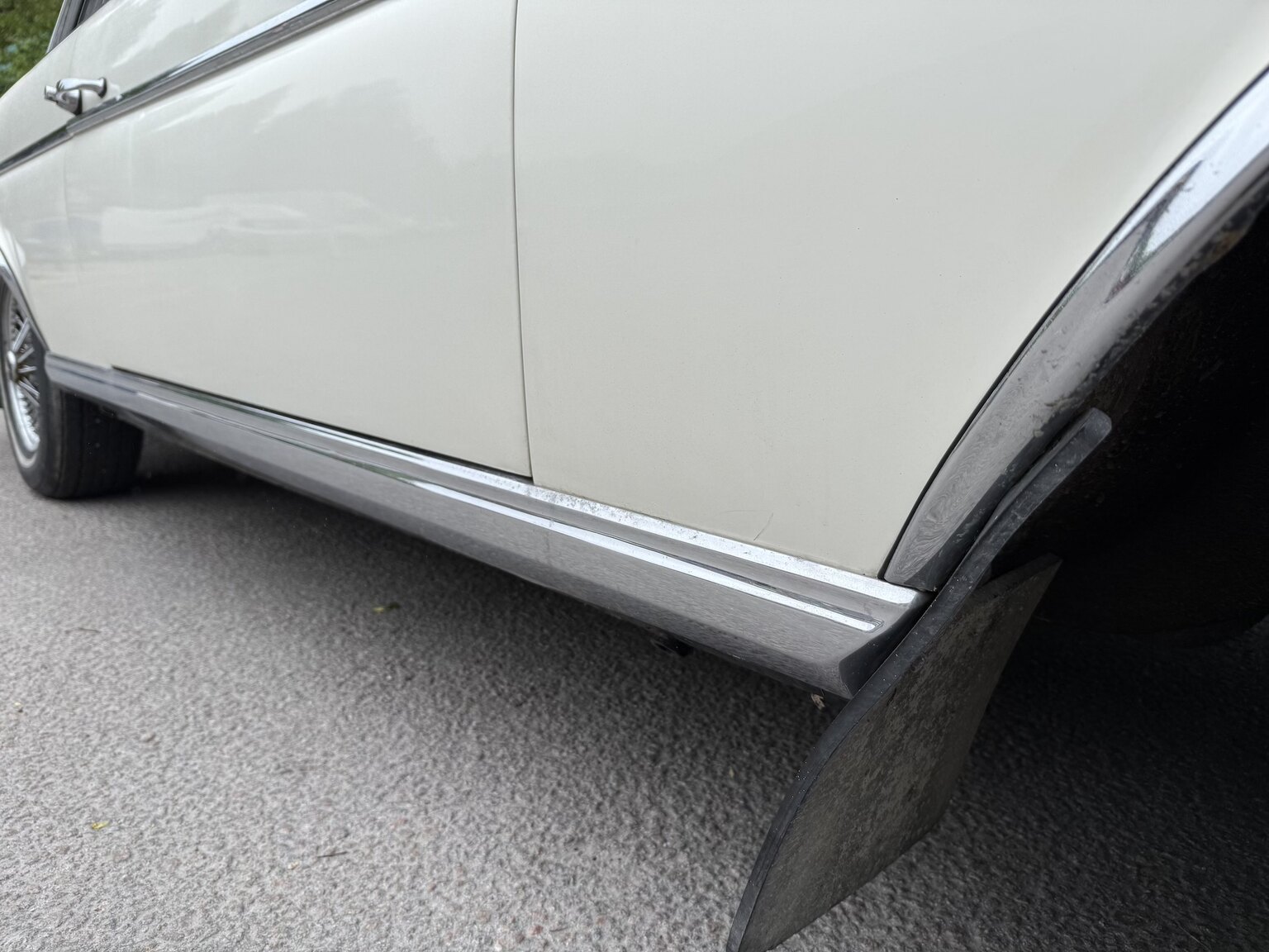 Exterior image of 1963 Mercedes-Benz 220 SE