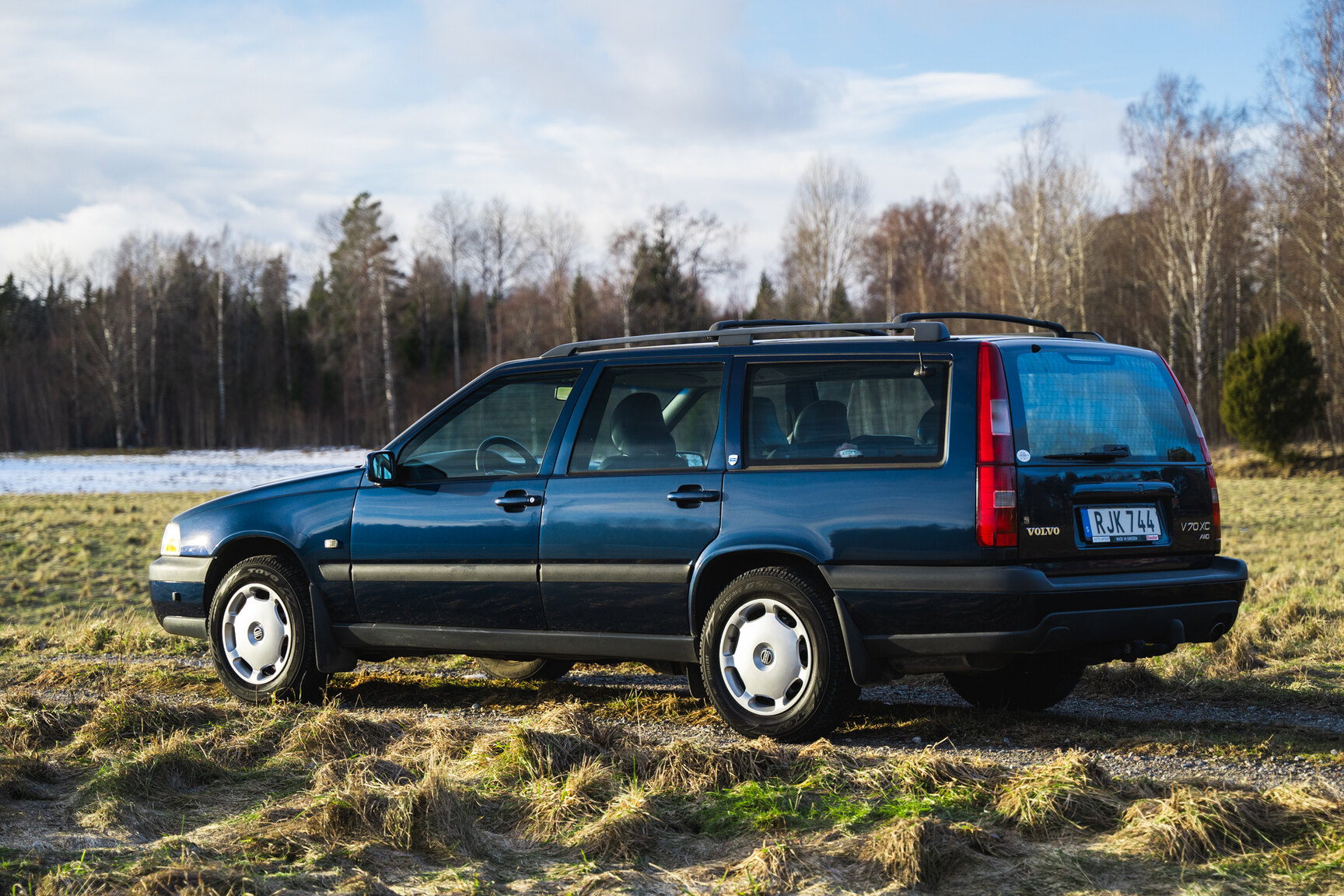 Exterior image of 2000 Volvo V70 XC