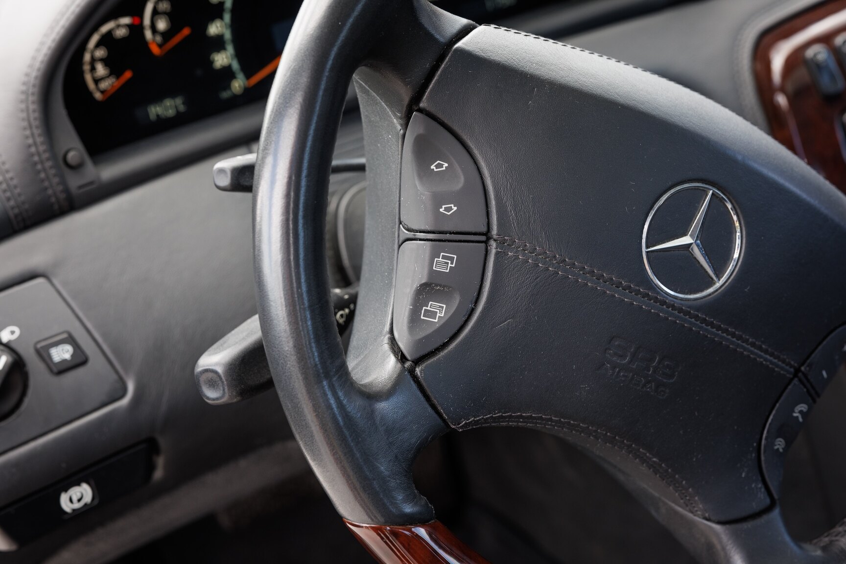 Interior image of 2000 Mercedes-Benz CL600