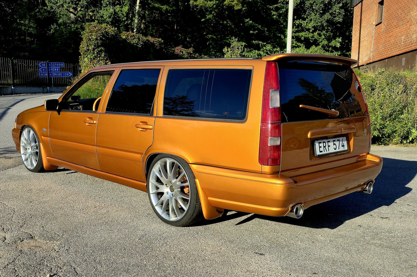 Exterior image of 1998 Volvo V70 R 2.3 T Automatisk