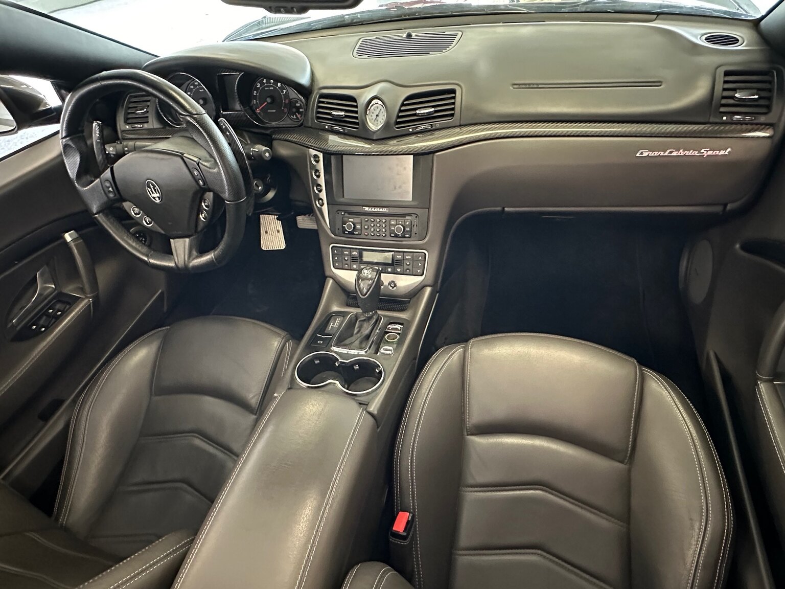 Innenraumfoto von 2016 Maserati Grancabrio (4)