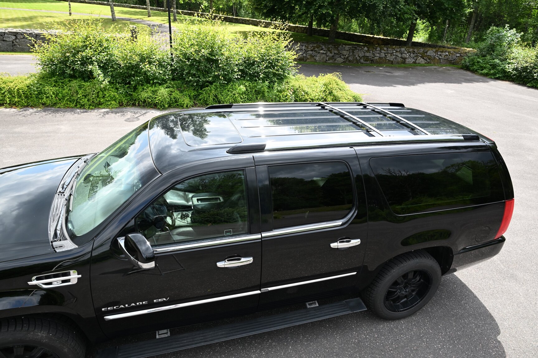 Exterior image of 2010 Cadillac Escalade ESV 6.2 Flexfuel