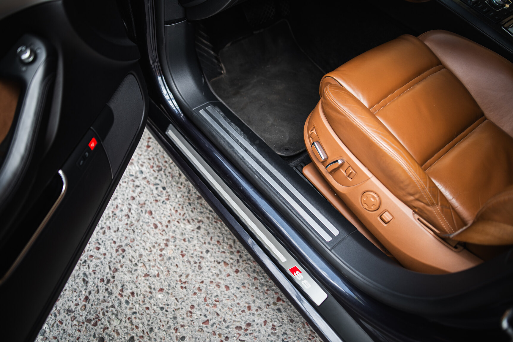 Interior image of 2009 Audi S8 5.2 V10 FSI Quattro
