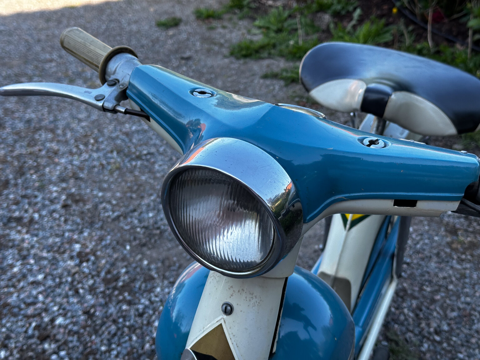 Exterior image of 1963 Crescent 1163 Raket