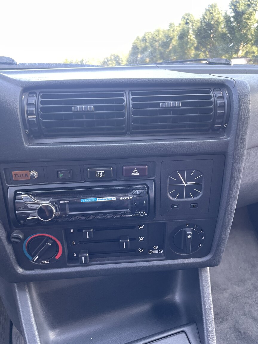 Innenraumfoto von 1987 BMW 320i