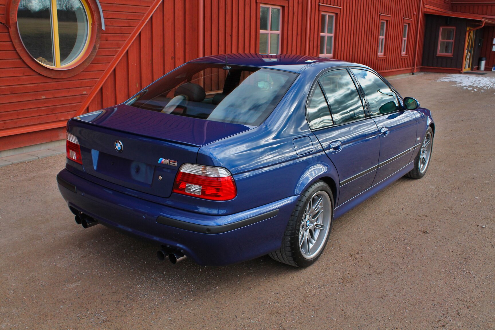 Exteriörbild på 2003 BMW M5