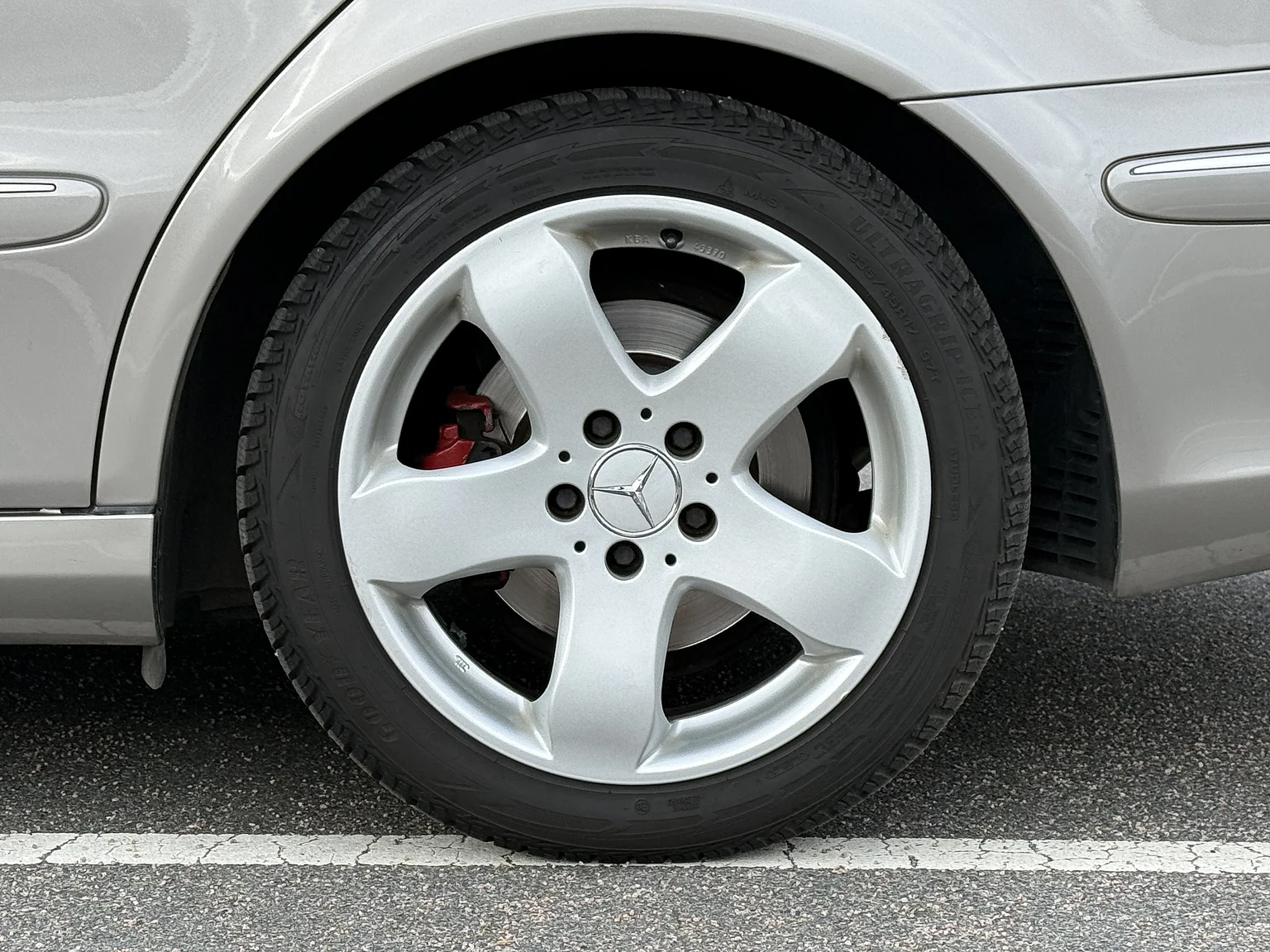 Exteriörbild på 2004 Mercedes-Benz E 500 7G-Tronic (35)