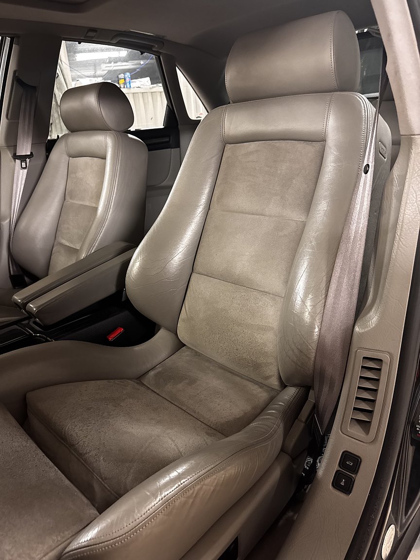Innenraumfoto von 1999 Audi S8 4.2 Quattro