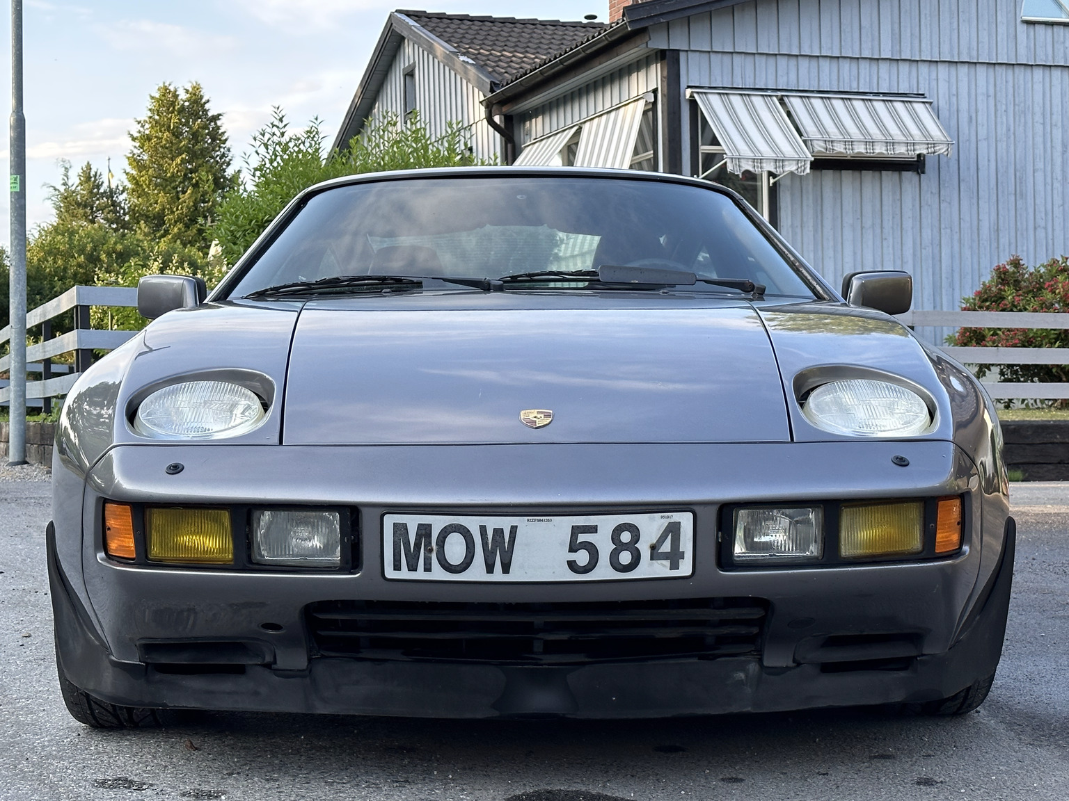 Exterior image of 1985 Porsche 928 (13)