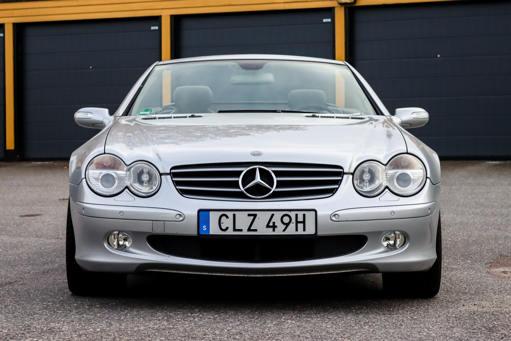 Exterior image of 2006 Mercedes-Benz SL 500