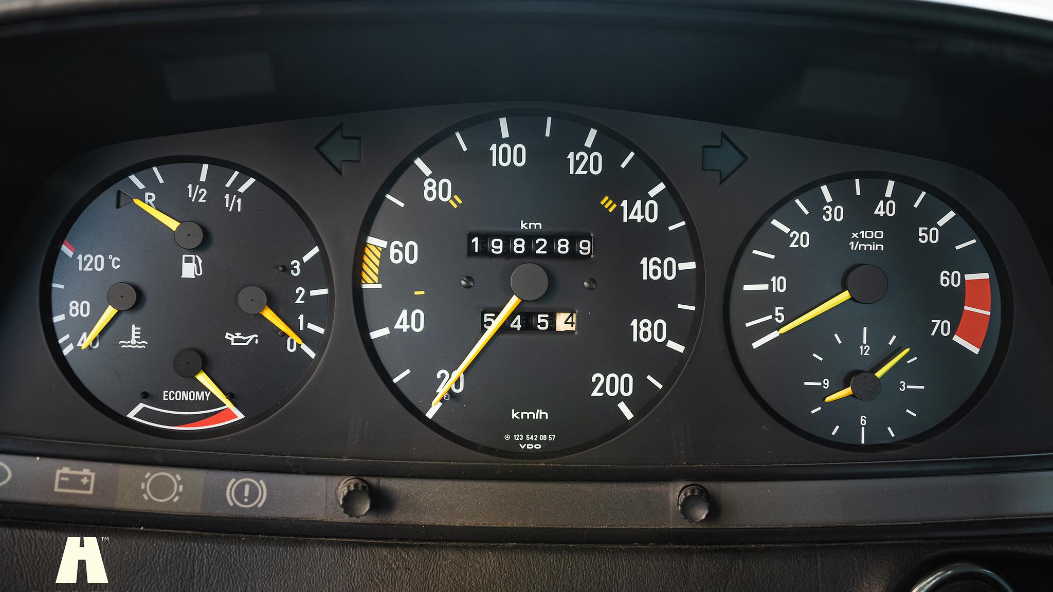 Innenraumfoto von 1985 Mercedes-Benz 200 Series 3  (18)