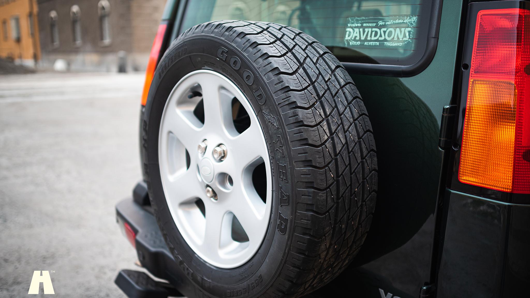 Exterior image of 2003 Land Rover Discovery II, 2003