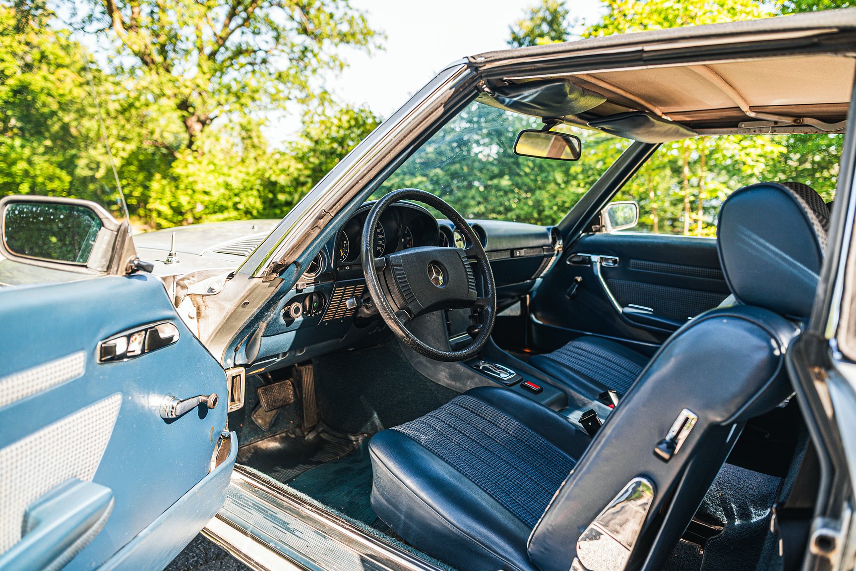 Interior image of 1972 Mercedes-Benz 350 SL