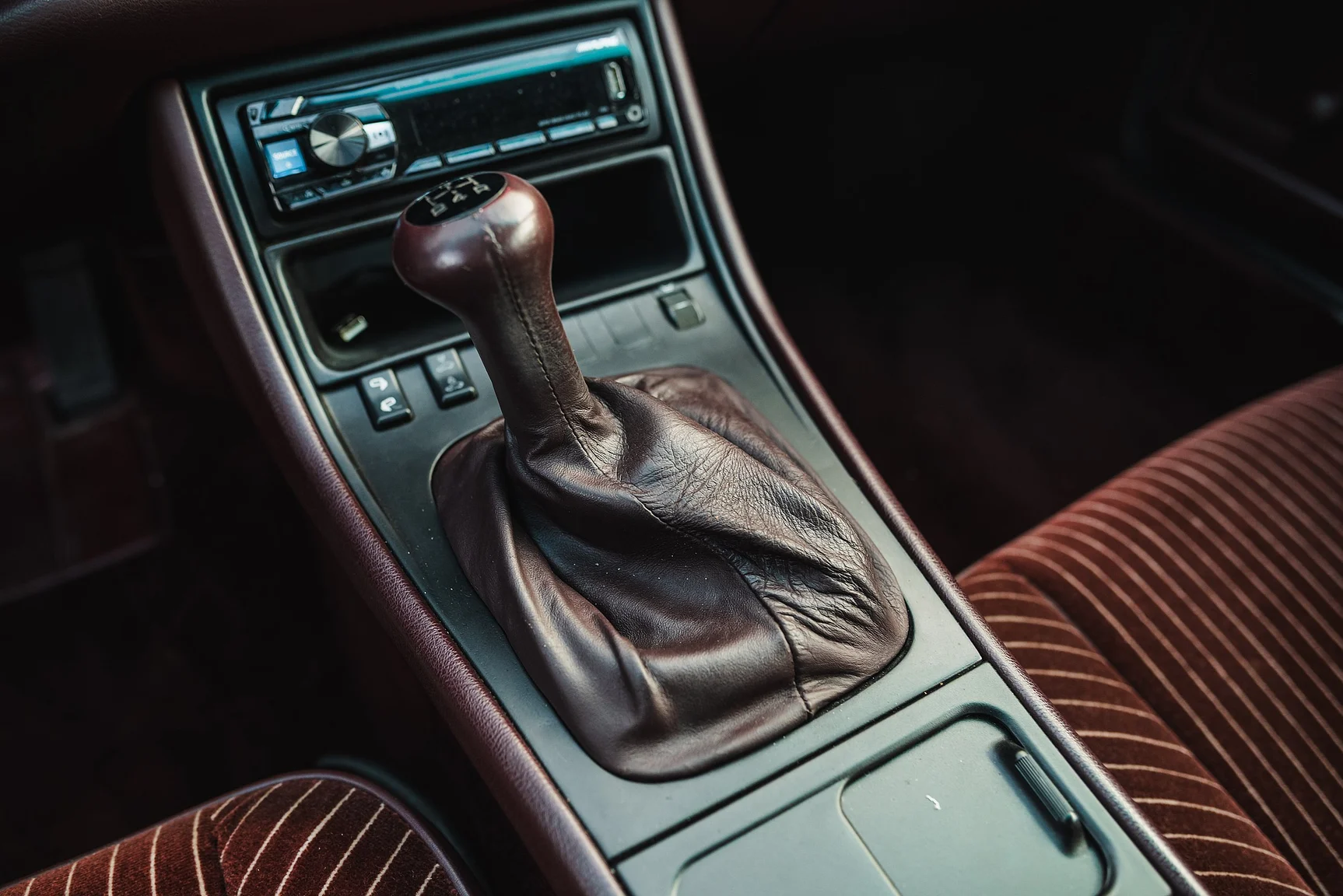 Interior image of 1986 Porsche 944R (45)