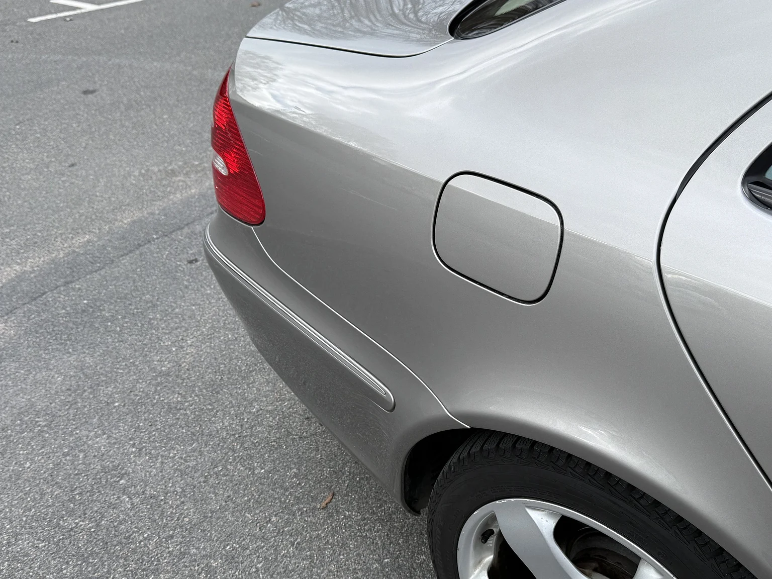 Exterior image of 2004 Mercedes-Benz E 500 7G-Tronic (28)