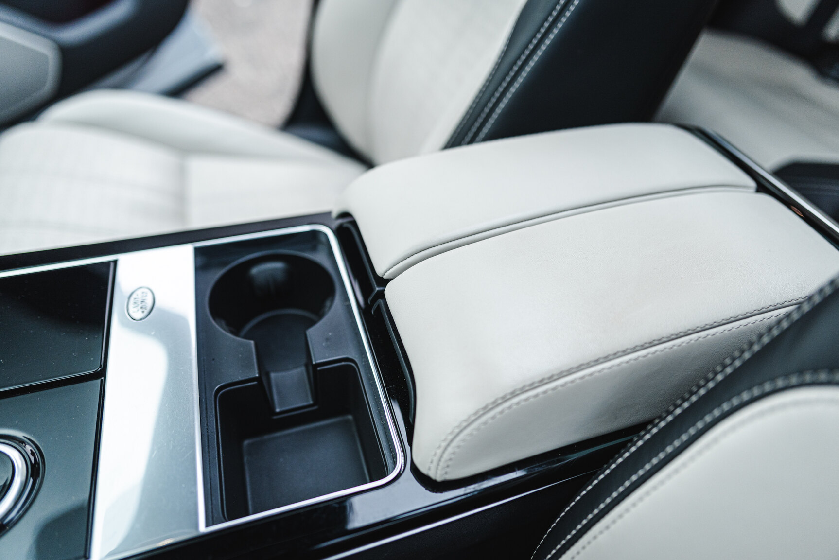 Interior image of 2018 Range Rover Velar D300 AWD HSE