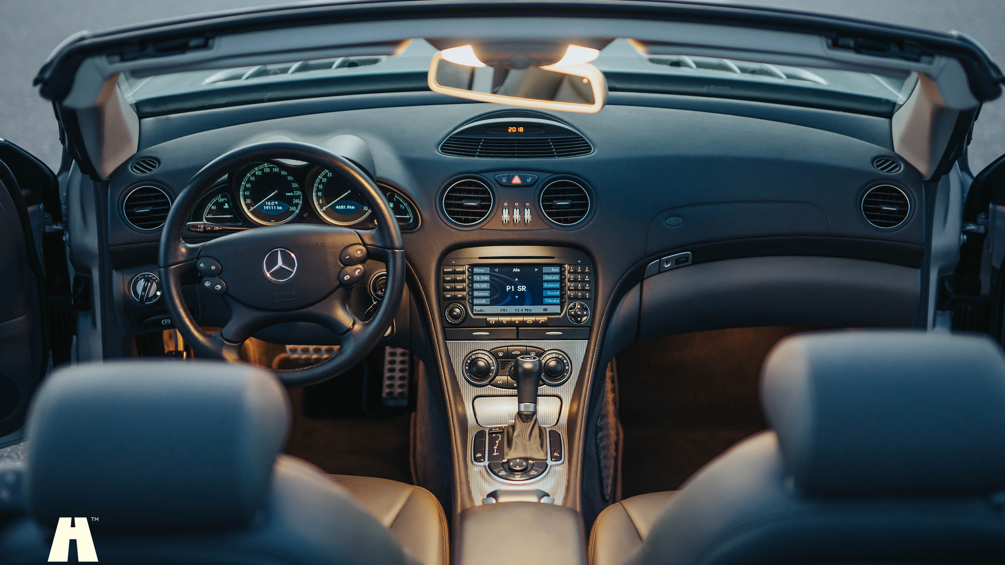 Interior image of 2006 Mercedes Benz SL350 (13)