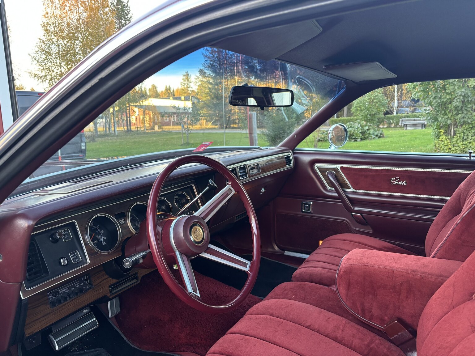 Innenraumfoto von 1976 Chrysler Cordoba