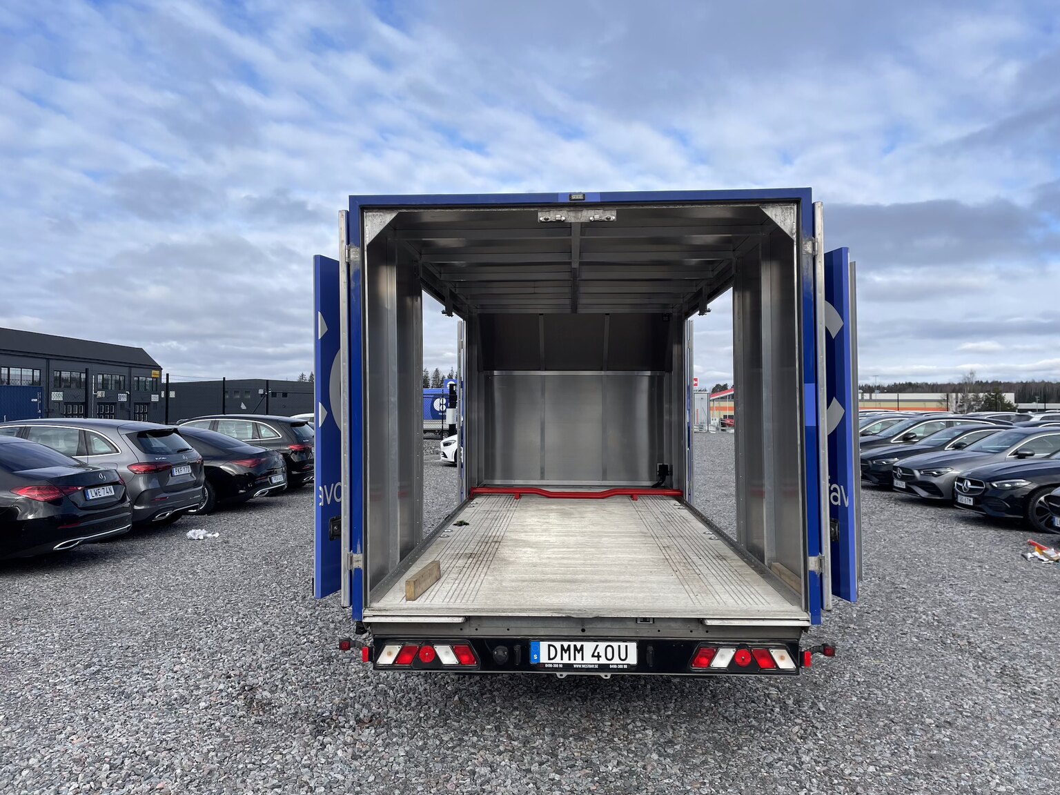 Exteriörbild på 2022 Ford Transit fordonstransport