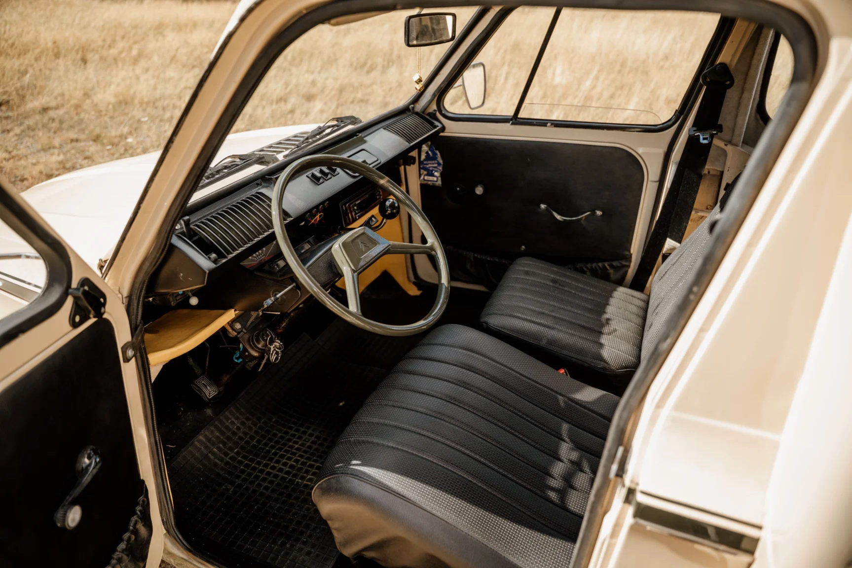 Innenraumfoto von 1987 Citroën Acadiane (3)