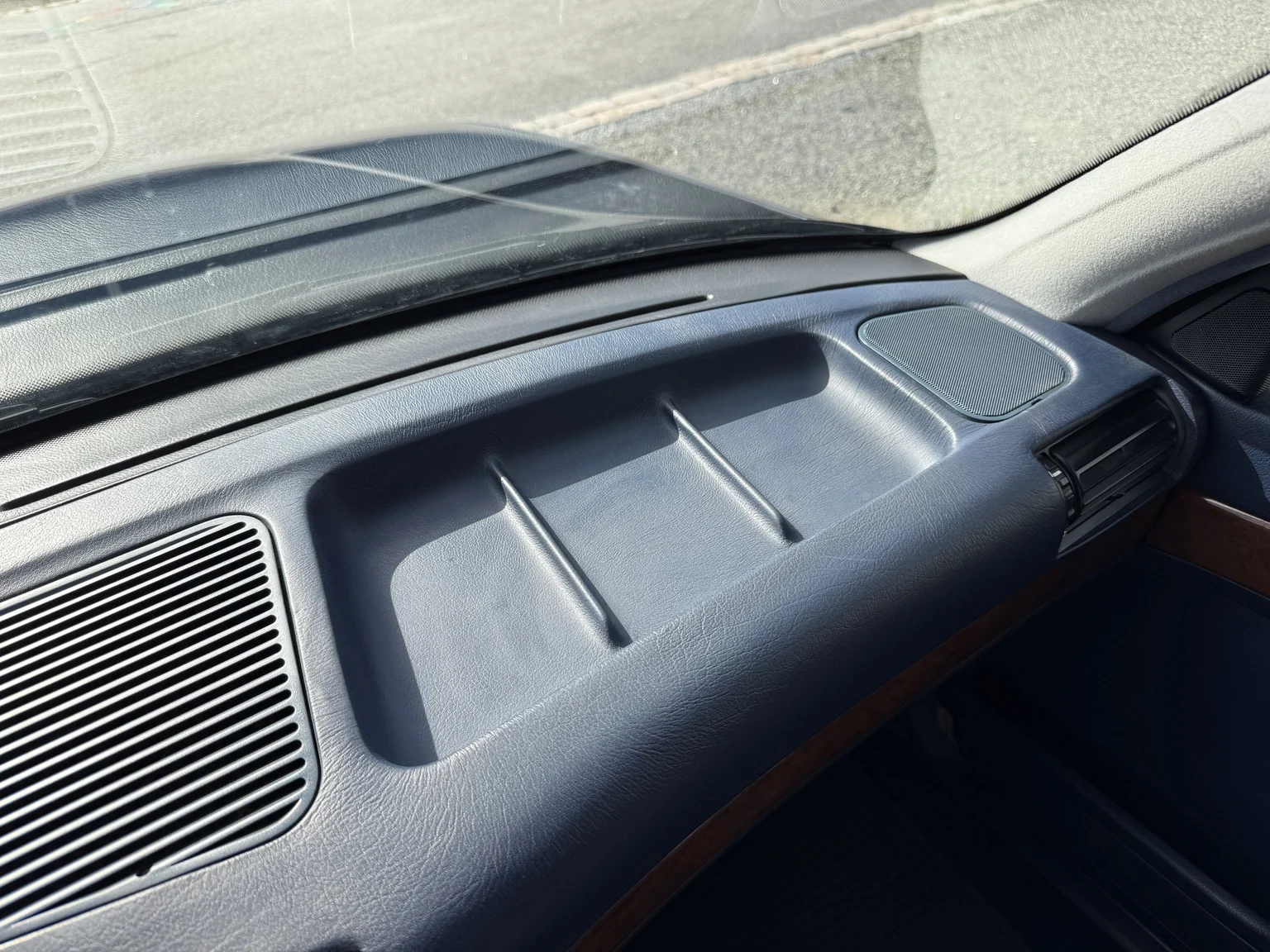 Interior image of 1990 BMW 750i (26)