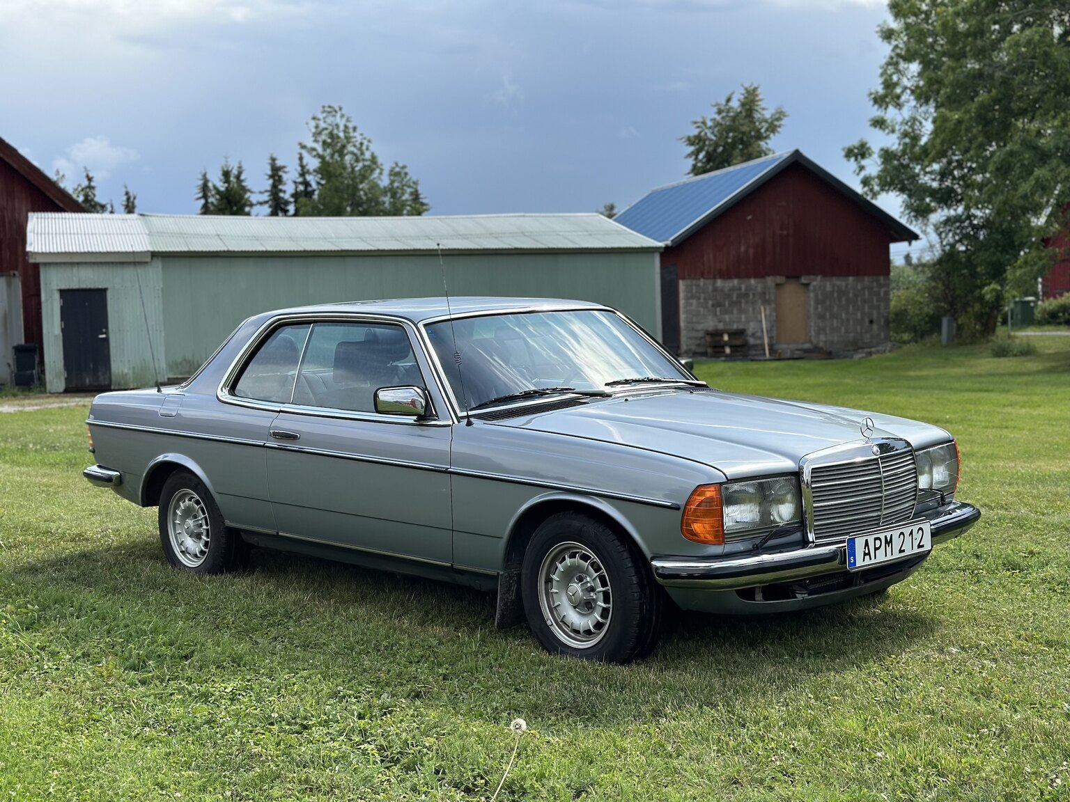 Exteriörbild på 1984 Mercedes-Benz 230 CE