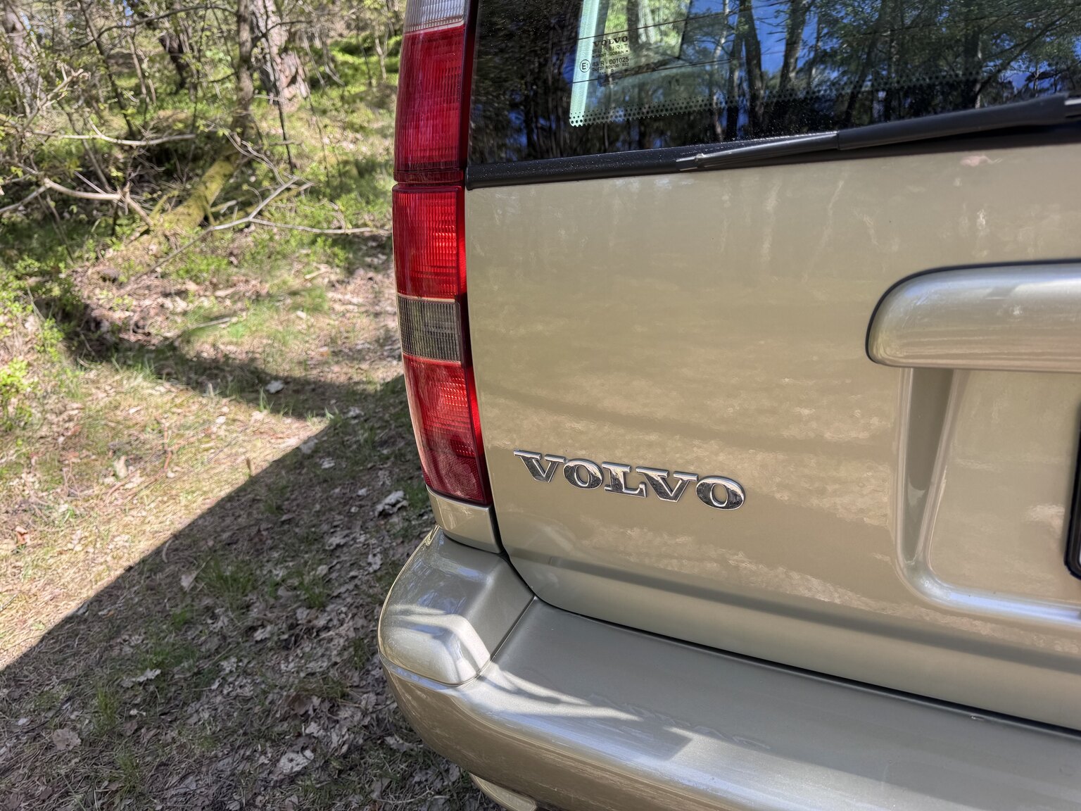 Exterior image of 1999 Volvo V70 2.5