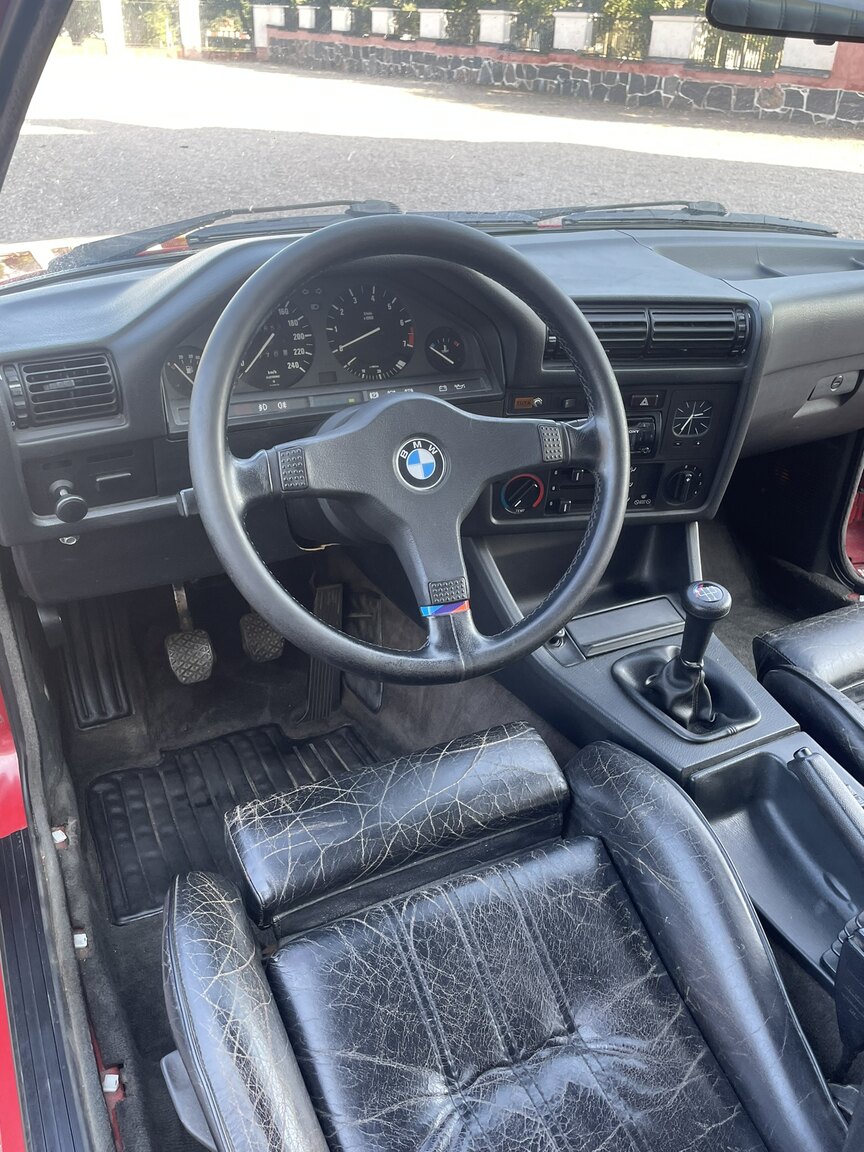 Innenraumfoto von 1987 BMW 320i