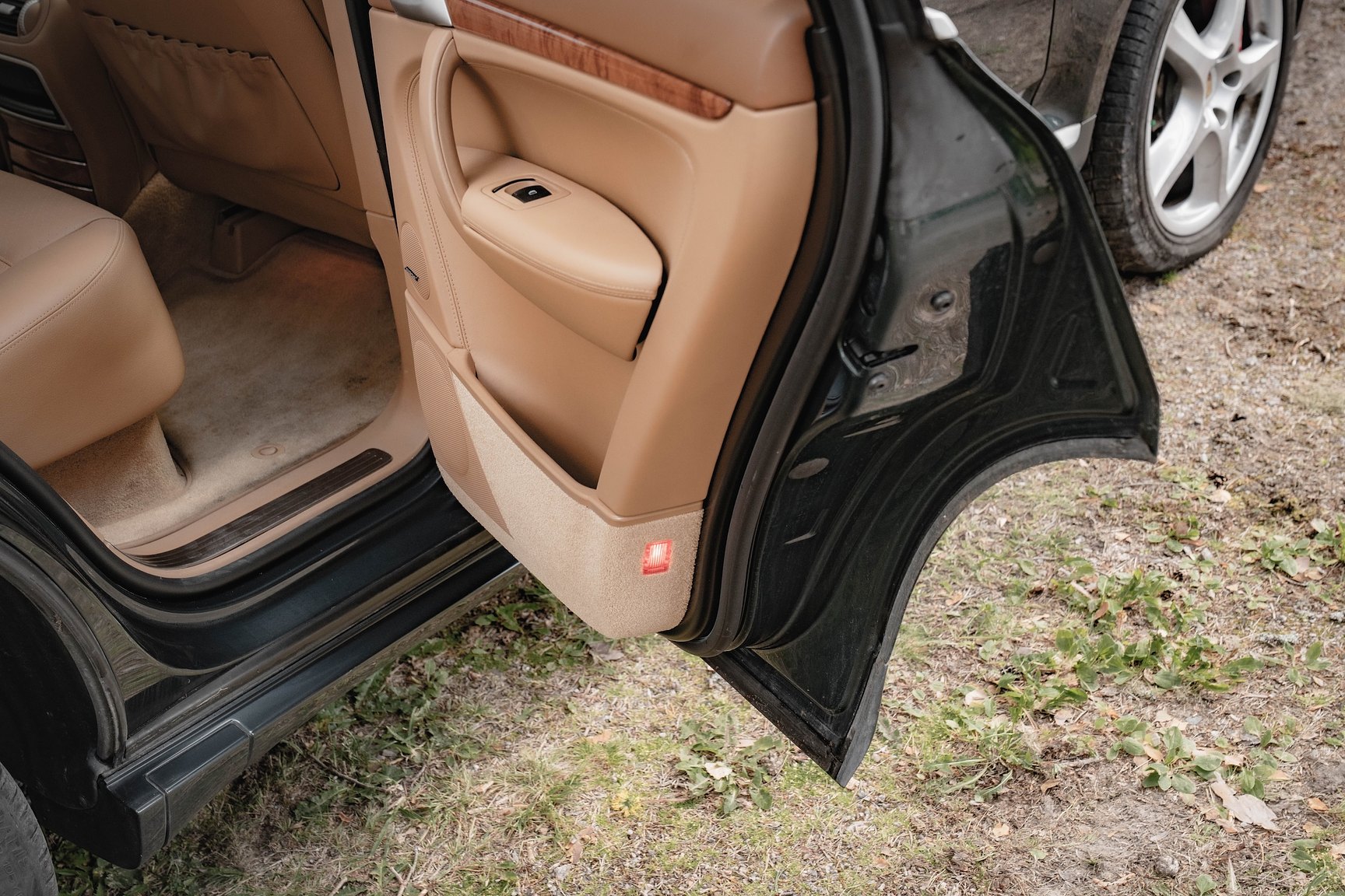 Interior image of 2005 Porsche Cayenne Turbo WLS