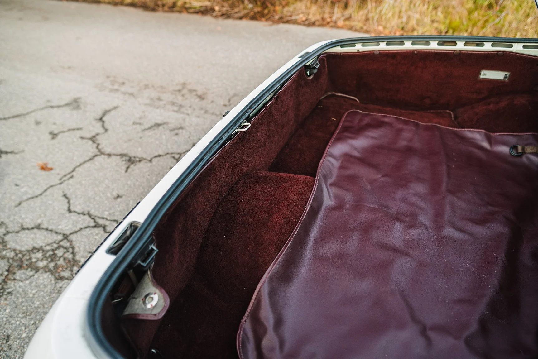 Interior image of 1986 Porsche 944R (61)