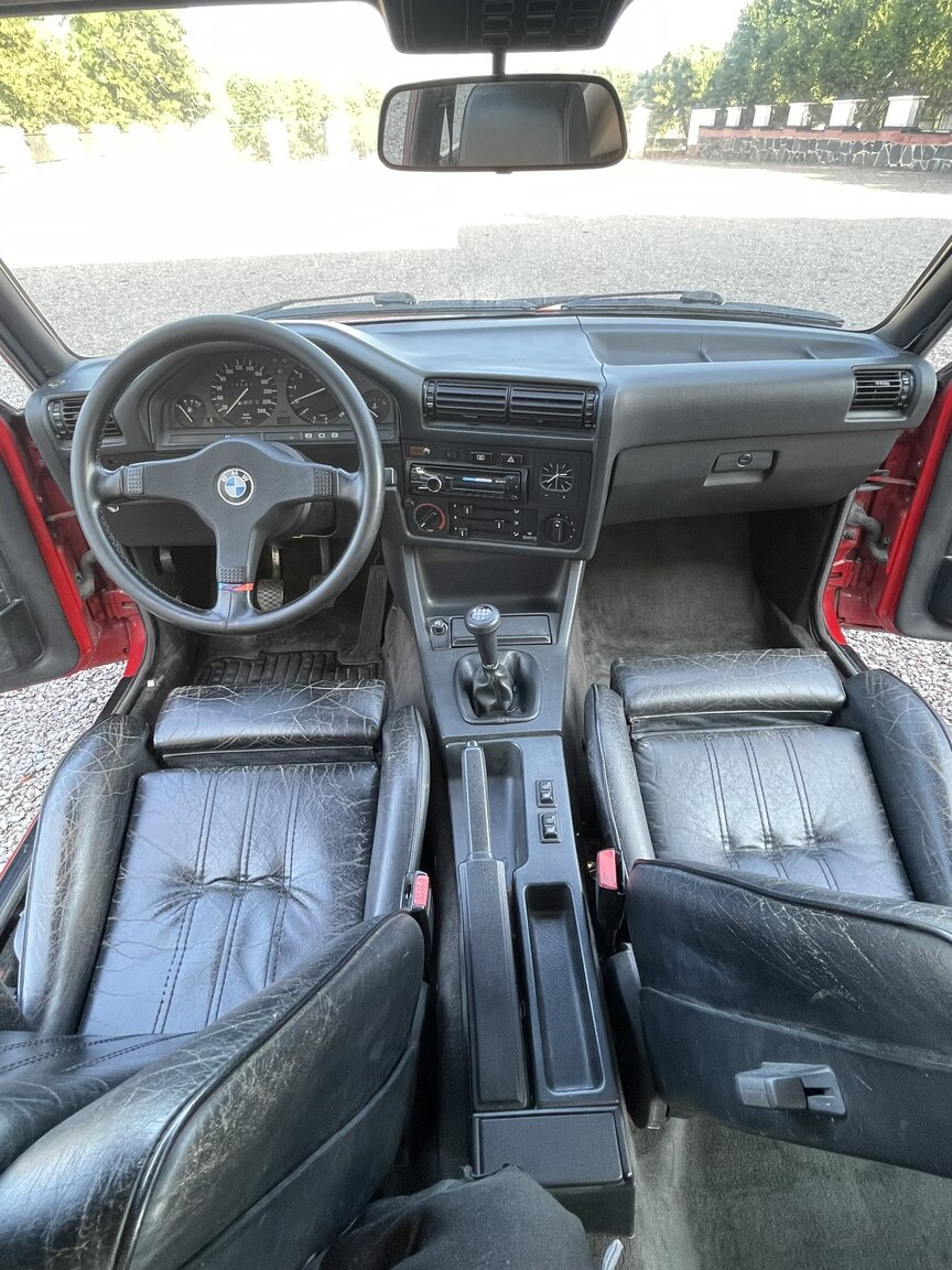 Interior image of 1987 BMW 320i