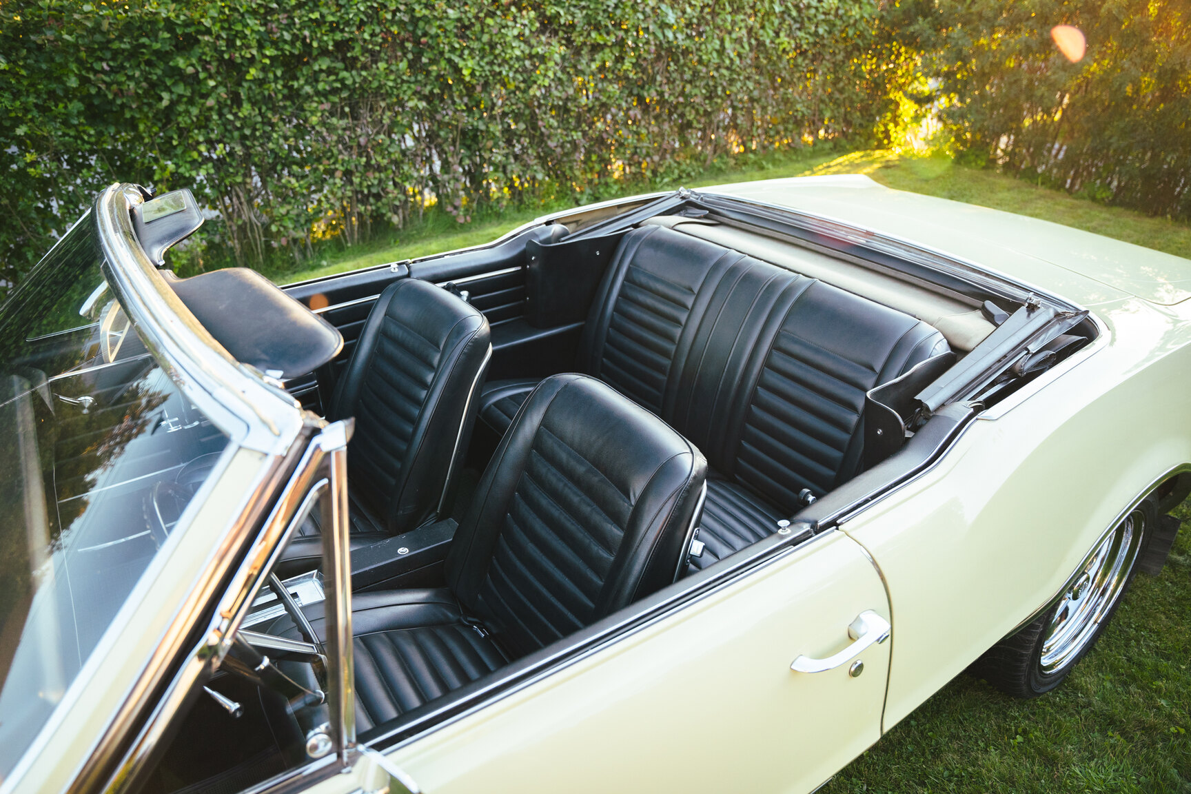 Interior image of 1967 Oldsmobile Cutlass Supreme Cabriolet