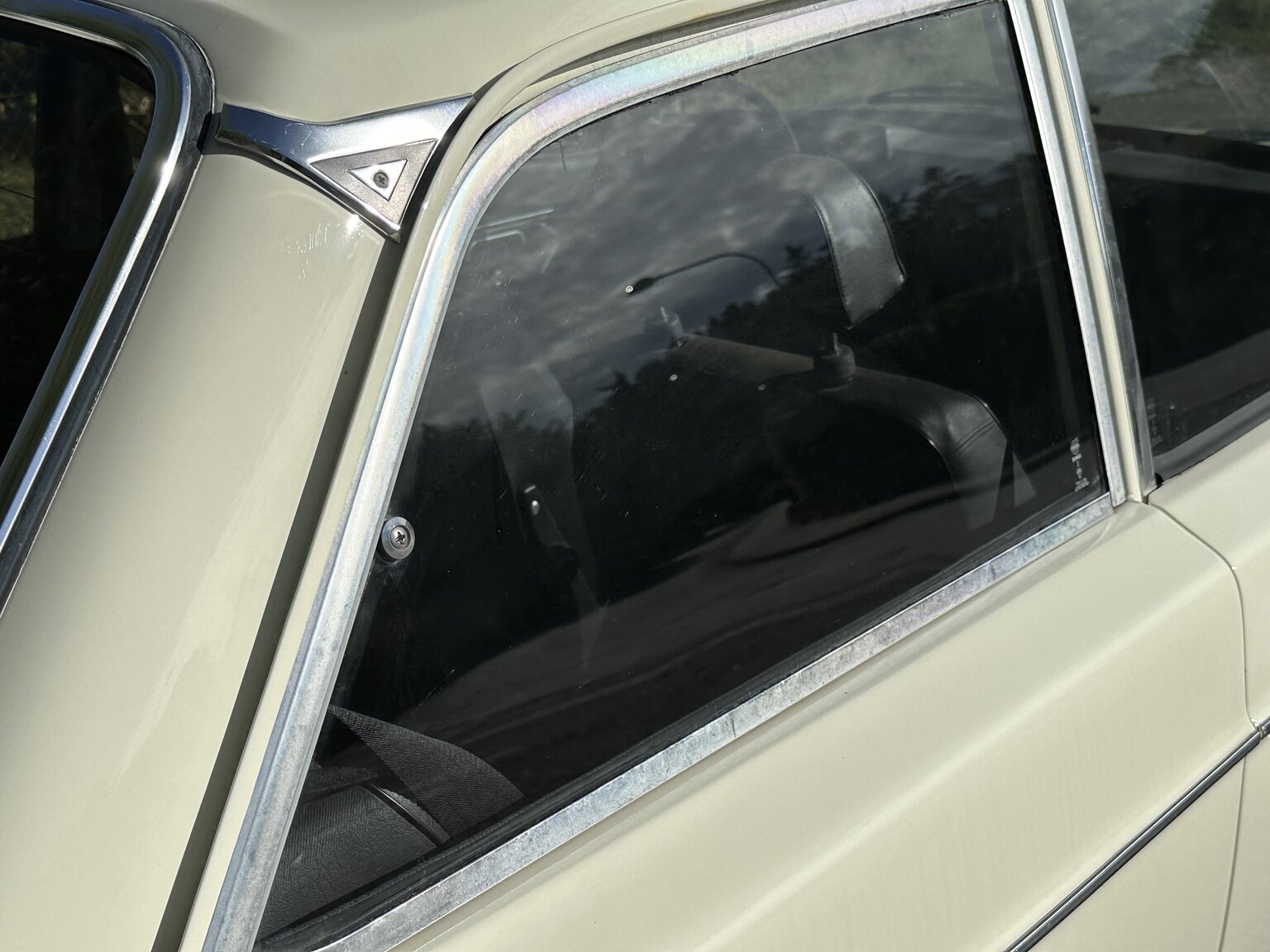 Exterior image of 1973 Volvo 142